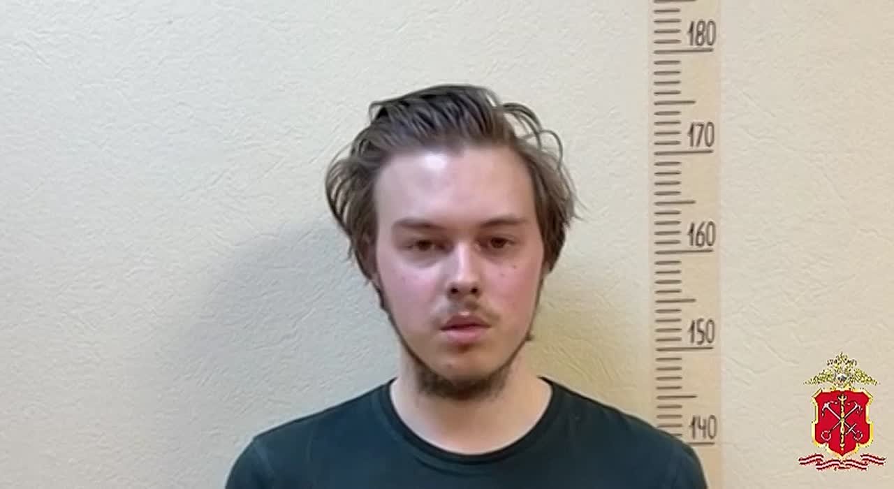 Оперативники задержали второго фигуранта, пытавшегося вынести сейф из квартиры на набережной реки Карповки