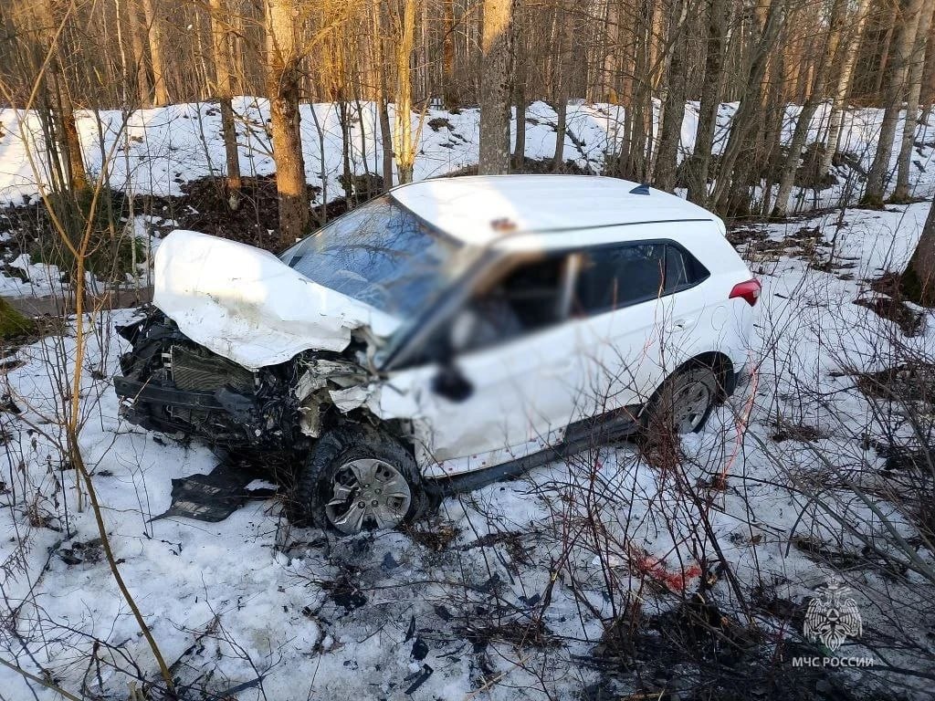 Лобовое ДТП произошло в Гатчинском районе — два азиатских внедорожника столкнулись на повороте в Малое Верево Лобовое ДТП произошло в Гатчинском районе — два азиатских внедорожника столкнулись на повороте в Малое Верево