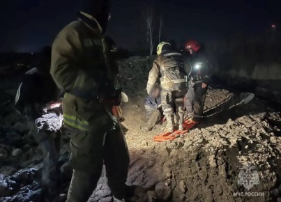 Подростков доставали из канавы в Мурино