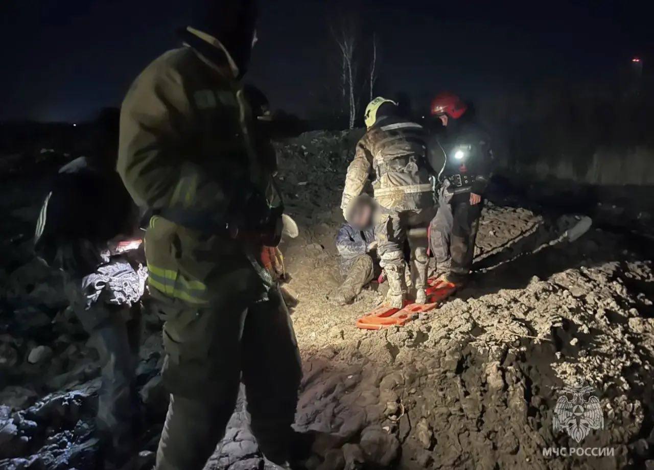 Подростков доставали из канавы в Мурино