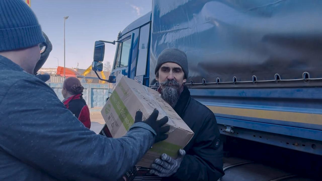 «Ленинградский доброволец» ежемесячно отправляет десятки тонн помощи