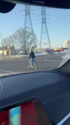 В Москве состоялось открытие сезона беспечных самокатчиков — гонщика, мчавшегося на огромной скорости, сняли на Ленинградском шоссе