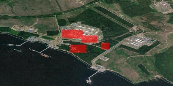 Последствия атаки дронов ВСУ на порт Приморска Ленинградской области, снятые местными жителями и опубликованные украинскими каналами