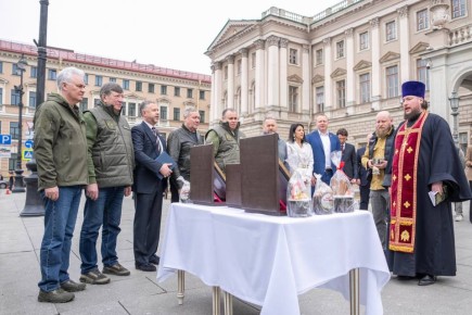 Отправили юбилейный, уже 90-й, гуманитарный конвой в зону СВО — для 6-й армии и нашего подшефного Ленинградского полка