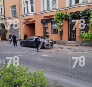 С крыши дома в Выборге посыпались кирпичи. Предварительно, на бульваре Кутузова, 31, развалился дымоход