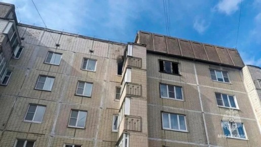 В Волхове сотрудники МЧС спасли троих детей и троих взрослых во время пожара в пятиэтажном доме на Воронежской улице