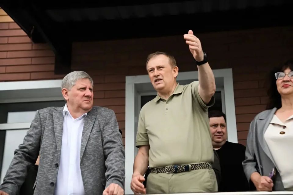Александр Дрозденко: Собираем для детей Енакиево нормальный школьный день: крепкие здания, уроки, спорт, книги, питание, каникулы и выпускные праздники