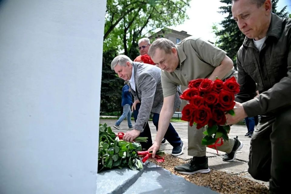 Ленобласть привела в порядок семь памятных мест в Енакиево ко Дню Победы Ленобласть привела в порядок семь памятных мест в Енакиево ко Дню Победы