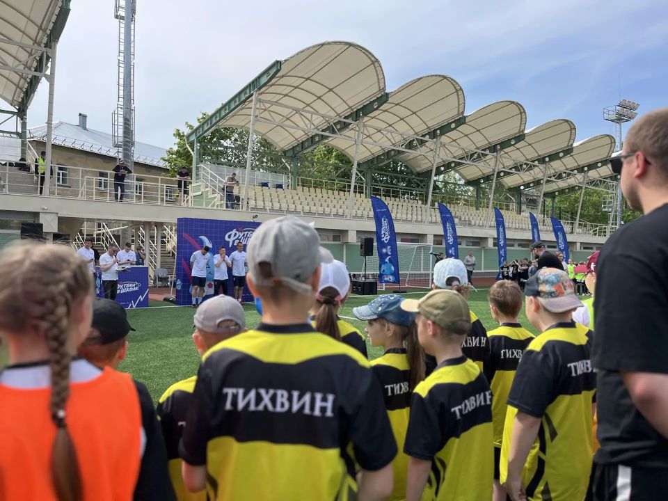 Парты? Не сегодня! Более 300 школьников региона выбрали «Урок футбола» в Гатчине Парты? Не сегодня! Более 300 школьников региона выбрали «Урок футбола» в Гатчине