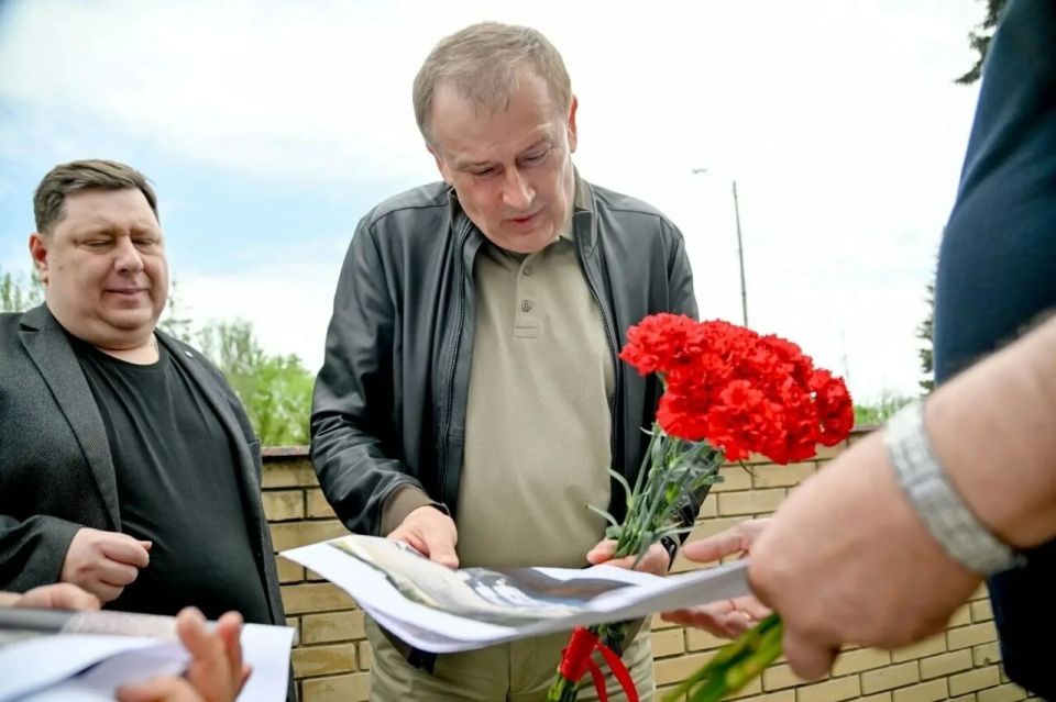 Ленобласть привела в порядок семь памятных мест в Енакиево ко Дню Победы Ленобласть привела в порядок семь памятных мест в Енакиево ко Дню Победы