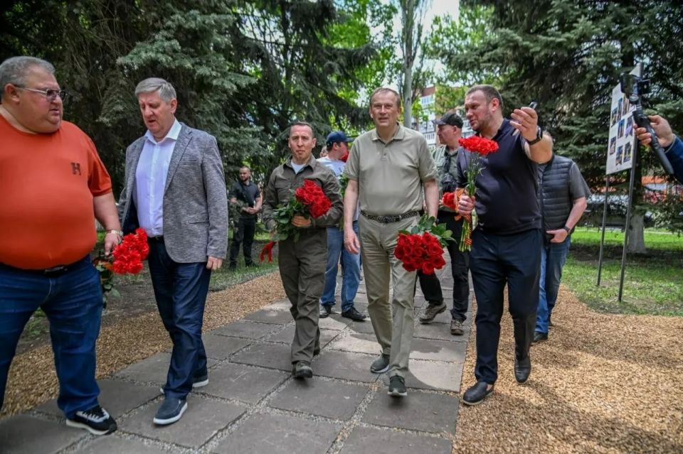 Ленобласть привела в порядок семь памятных мест в Енакиево ко Дню Победы