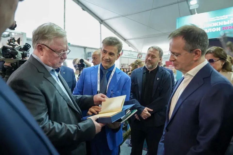 На Дворцовой площади развернулся настоящий праздник для всех любителей литературы – открылся XXI международный Книжный салон На Дворцовой площади развернулся настоящий праздник для всех любителей литературы – открылся XXI международный Книжный салон