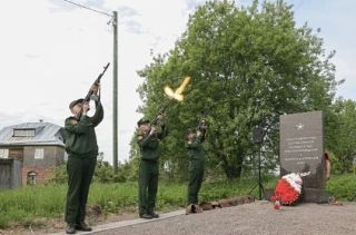 Останки четырех красноармейцев предали земле в Выборгском районе Останки четырех красноармейцев предали земле в Выборгском районе