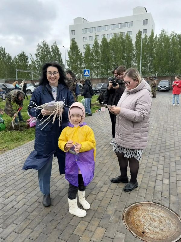 В Мурино высадили кусты сирени с участием многодетных семей Ленобласти В Мурино высадили кусты сирени с участием многодетных семей Ленобласти