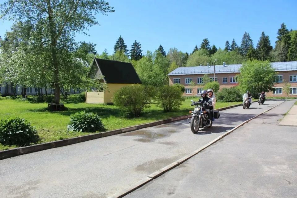 В Волосовском доме реабилитационного проживания собрались друзья — приехала команда волонтёров «Волна добра», а с ними мотоциклисты из клубов Ленинградской области и Санкт-Петербурга, люди серьёзные, но с открытым сердцем В Волосовском доме реабилитационного проживания собрались друзья — приехала команда волонтёров «Волна добра», а с ними мотоциклисты из клубов Ленинградской области и Санкт-Петербурга, люди серьёзные, но с открытым сердцем