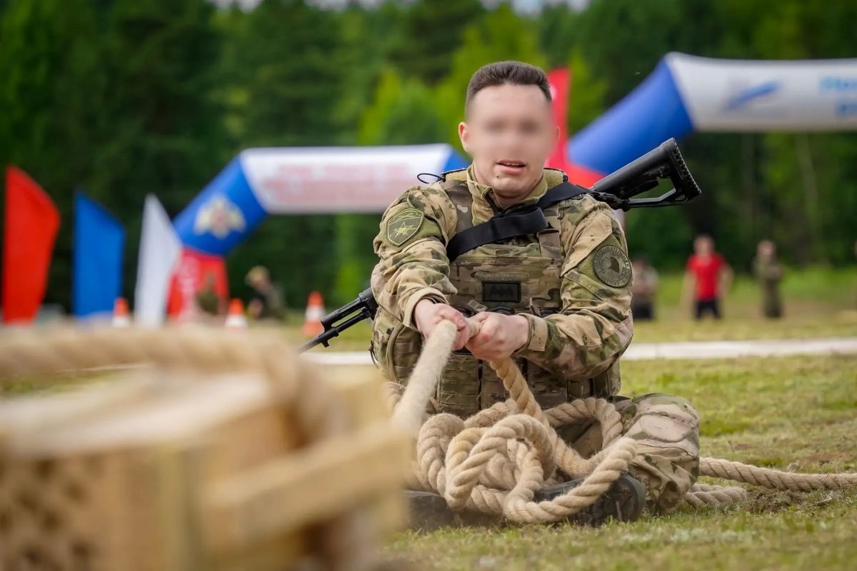 В Ленинградской области состоялась «Гонка специального назначения», в которой приняли участие военнослужащие разведывательной роты «Беркут» 33-й бригады оперативного назначения и взвод специального назначения «Феникс» полка... В Ленинградской области состоялась «Гонка специального назначения», в которой приняли участие военнослужащие разведывательной роты «Беркут» 33-й бригады оперативного назначения и взвод специального назначения «Феникс» полка...