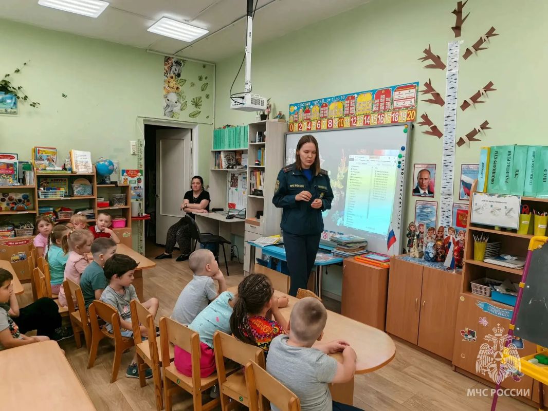 Занятие по безопасности в детском саду «Незабудка» в Тихвине Занятие по безопасности в детском саду «Незабудка» в Тихвине