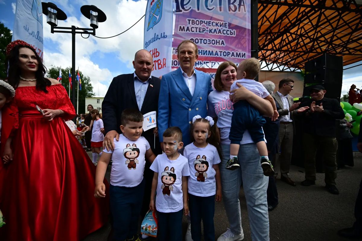 Александр Дрозденко: По Всеволожску шагает большая ленинградская семья Александр Дрозденко: По Всеволожску шагает большая ленинградская семья