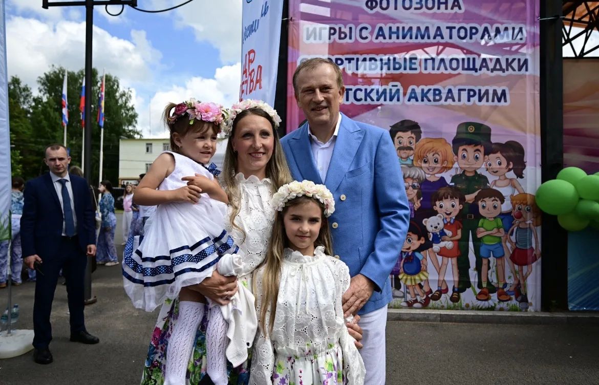 Александр Дрозденко: По Всеволожску шагает большая ленинградская семья Александр Дрозденко: По Всеволожску шагает большая ленинградская семья