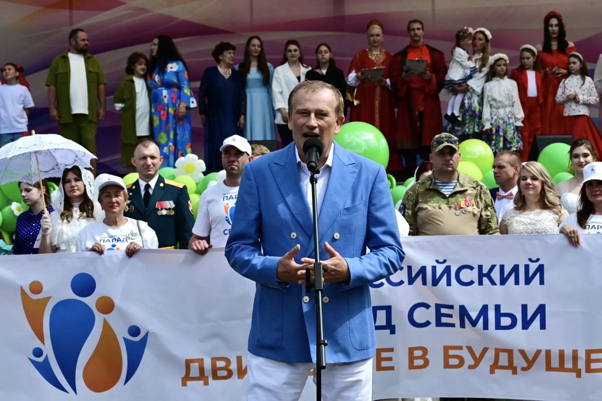 Александр Дрозденко: По Всеволожску шагает большая ленинградская семья Александр Дрозденко: По Всеволожску шагает большая ленинградская семья