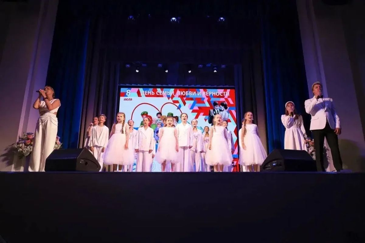 Во Всеволожском центре культуры и досуга в День семьи, любви и верности чествовали лучшие семейные династии Ленинградской области Во Всеволожском центре культуры и досуга в День семьи, любви и верности чествовали лучшие семейные династии Ленинградской области