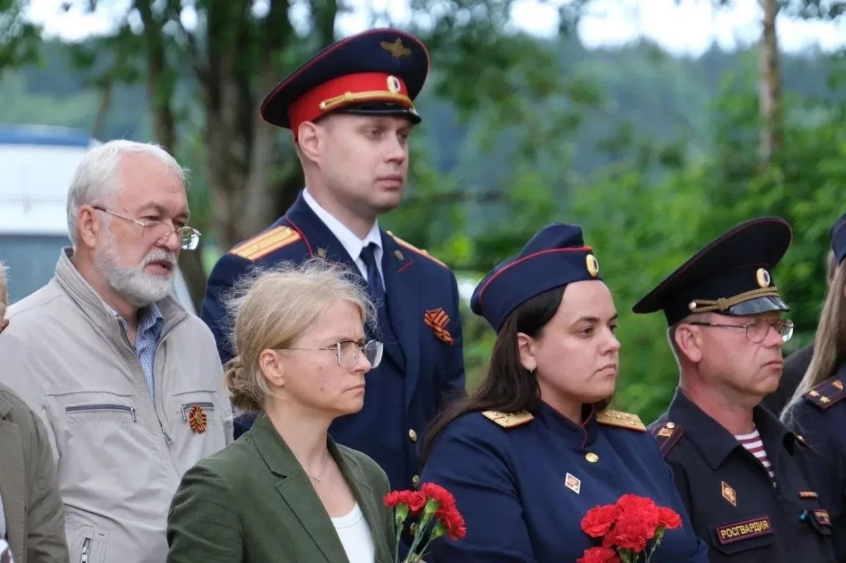 В Волосовском районе Ленинградской сотрудники следственного управления приняли участие в траурно-торжественной церемонии перезахоронения останков узников лагеря ДУЛАГ-102 В Волосовском районе Ленинградской сотрудники следственного управления приняли участие в траурно-торжественной церемонии перезахоронения останков узников лагеря ДУЛАГ-102