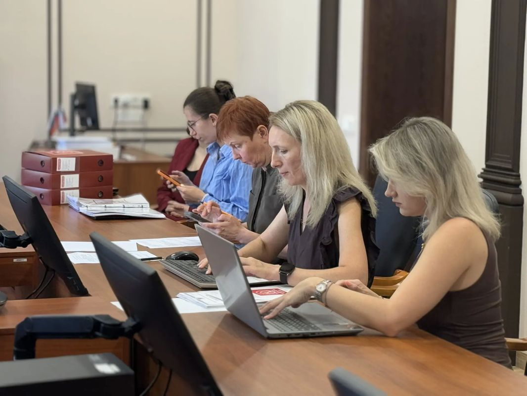 13 июля Избирательная комиссия Ленинградской области приняла от уполномоченных представителей Политической партии КОММУНИСТИЧЕСКАЯ ПАРТИЯ КОММУНИСТЫ РОССИИ документы для заверения общеобластного списка кандидатов и списка... 13 июля Избирательная комиссия Ленинградской области приняла от уполномоченных представителей Политической партии КОММУНИСТИЧЕСКАЯ ПАРТИЯ КОММУНИСТЫ РОССИИ документы для заверения общеобластного списка кандидатов и списка...