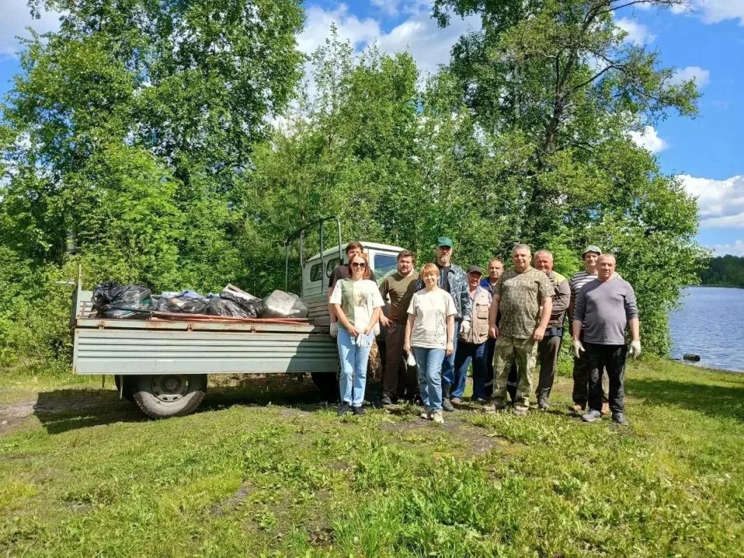 С берегов водоёмов Ленинградской области вывезли 95 кубометров мусора С берегов водоёмов Ленинградской области вывезли 95 кубометров мусора
