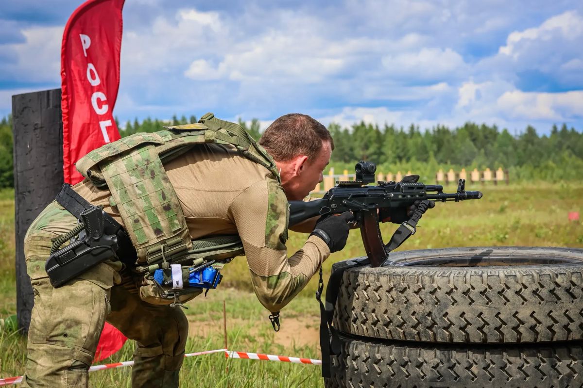 Команда отряда ОМОН «Балтика» (на транспорте) Росгвардии на соревновании по служебно-боевой стрельбе и функциональному многоборью «Гонка специального назначения» в Ленинградской области Команда отряда ОМОН «Балтика» (на транспорте) Росгвардии на соревновании по служебно-боевой стрельбе и функциональному многоборью «Гонка специального назначения» в Ленинградской области
