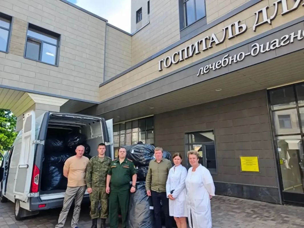 Сотрудники военных следственных органов СК России передали в госпиталь гуманитарную помощь Сотрудники военных следственных органов СК России передали в госпиталь гуманитарную помощь