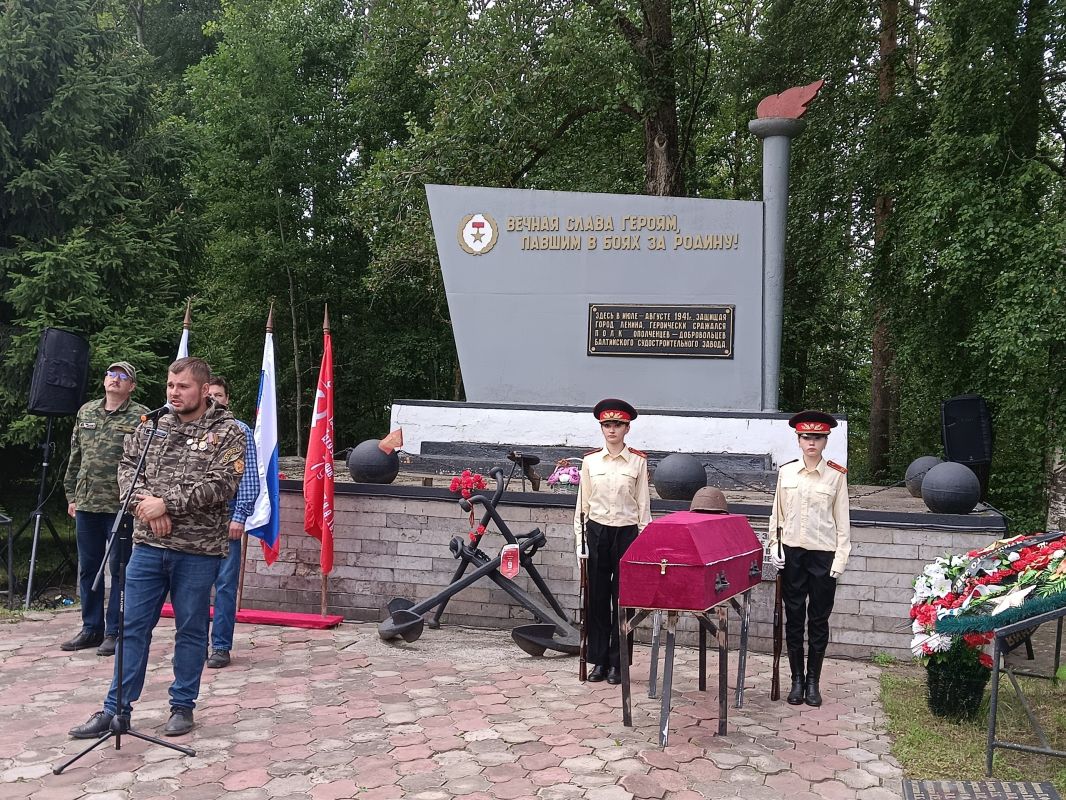 В Пижме с воинскими почестями захоронили останки девяти красноармейцев В Пижме с воинскими почестями захоронили останки девяти красноармейцев