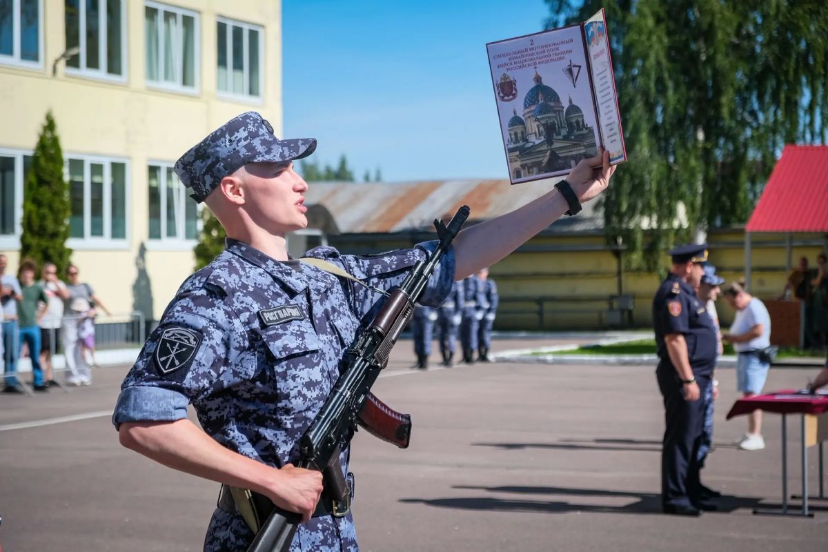 Сегодня в дислоцированном в Санкт-Петербурге специальном моторизованном Измайловском полку Северо-Западного округа Росгвардии состоялась торжественная церемония принятия Военной присяги, участие в которой приняли юноши из... Сегодня в дислоцированном в Санкт-Петербурге специальном моторизованном Измайловском полку Северо-Западного округа Росгвардии состоялась торжественная церемония принятия Военной присяги, участие в которой приняли юноши из...