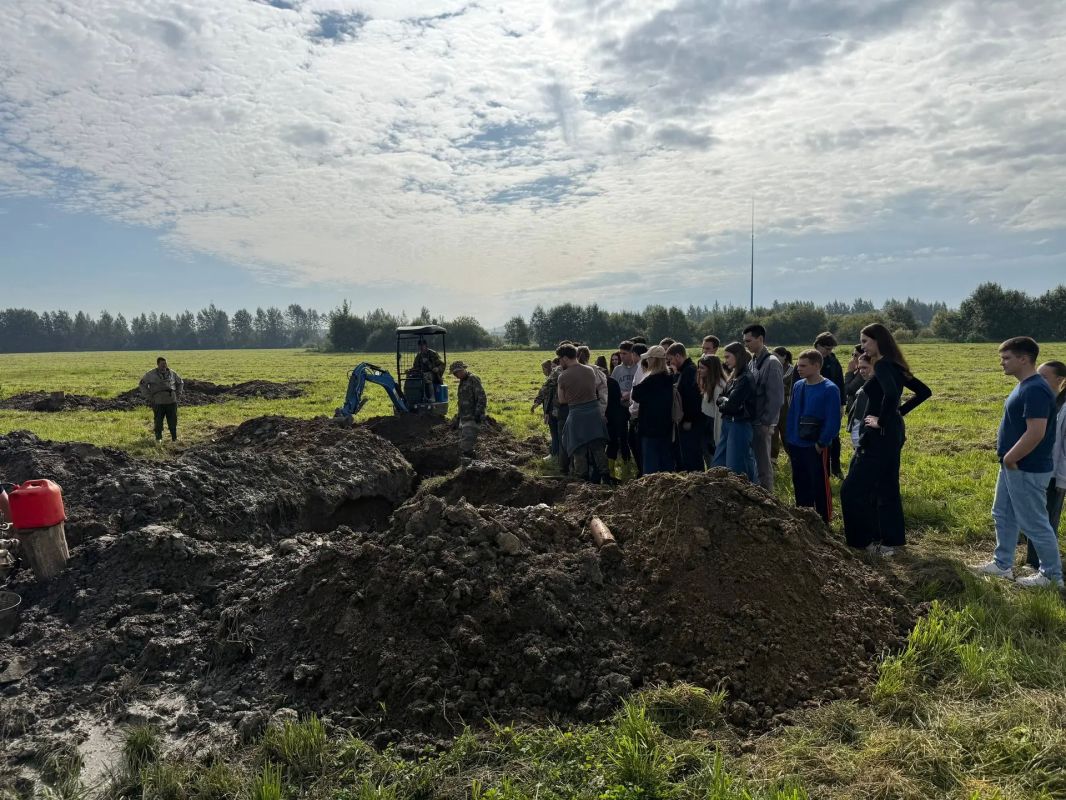 Молодые специалисты прокуратуры Ленинградской области посетили места боёв времён Великой Отечественной войны Молодые специалисты прокуратуры Ленинградской области посетили места боёв времён Великой Отечественной войны