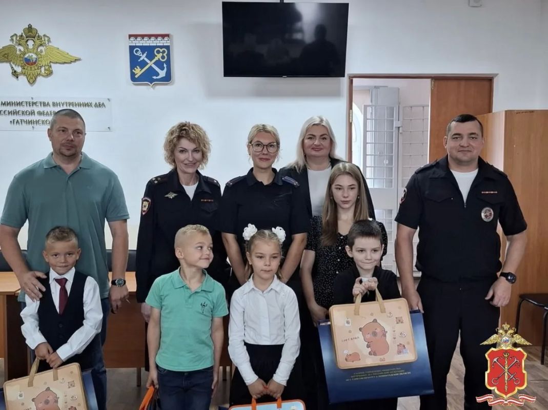 В преддверии Дня знаний сотрудники петербургской полиции поздравили будущих первоклассников в рамках акции «В гостях у дяди Степы» В преддверии Дня знаний сотрудники петербургской полиции поздравили будущих первоклассников в рамках акции «В гостях у дяди Степы»