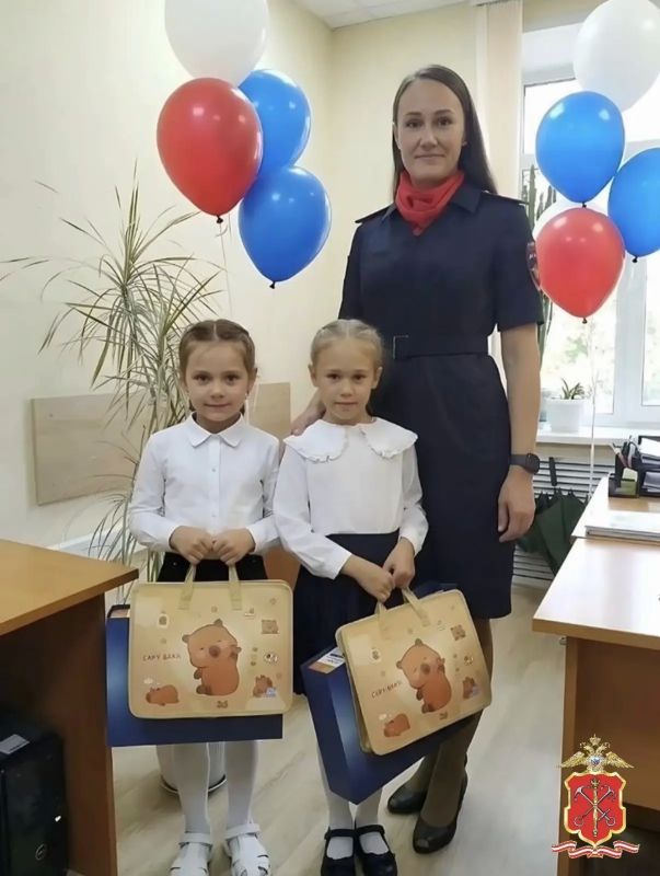 В преддверии Дня знаний сотрудники петербургской полиции поздравили будущих первоклассников в рамках акции «В гостях у дяди Степы» В преддверии Дня знаний сотрудники петербургской полиции поздравили будущих первоклассников в рамках акции «В гостях у дяди Степы»
