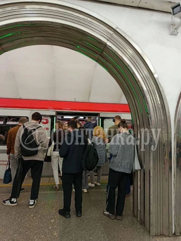 Четыре станции метро пассажиры проехали за 20 минут