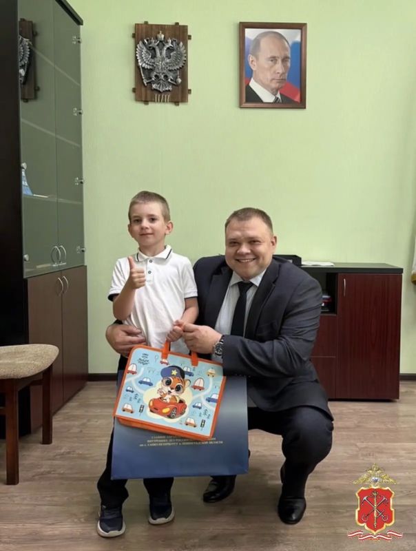 В преддверии Дня знаний сотрудники петербургской полиции поздравили будущих первоклассников в рамках акции «В гостях у дяди Степы» В преддверии Дня знаний сотрудники петербургской полиции поздравили будущих первоклассников в рамках акции «В гостях у дяди Степы»