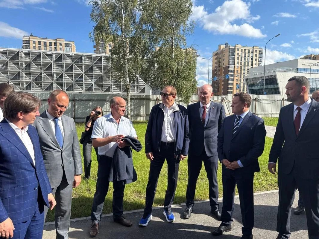 Губернатор Ленинградской области Александр Дрозденко осмотрел новый спортивный стрелковый клуб в Новоселье Губернатор Ленинградской области Александр Дрозденко осмотрел новый спортивный стрелковый клуб в Новоселье