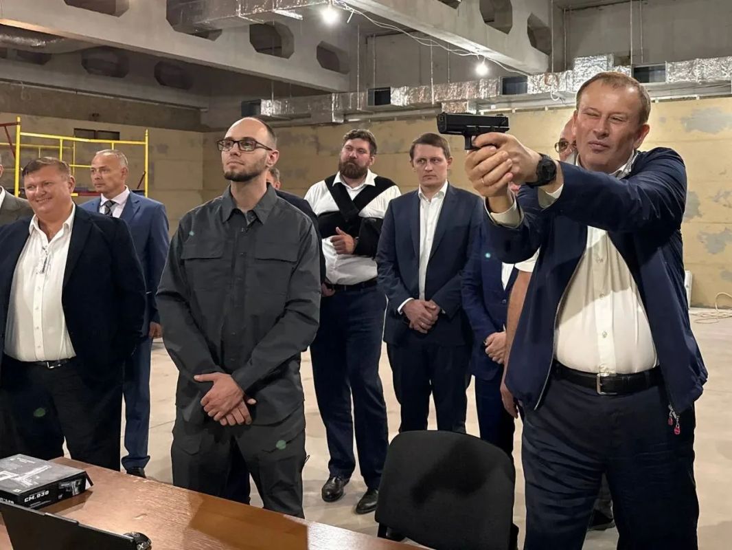 Губернатор Ленинградской области Александр Дрозденко осмотрел новый спортивный стрелковый клуб в Новоселье Губернатор Ленинградской области Александр Дрозденко осмотрел новый спортивный стрелковый клуб в Новоселье