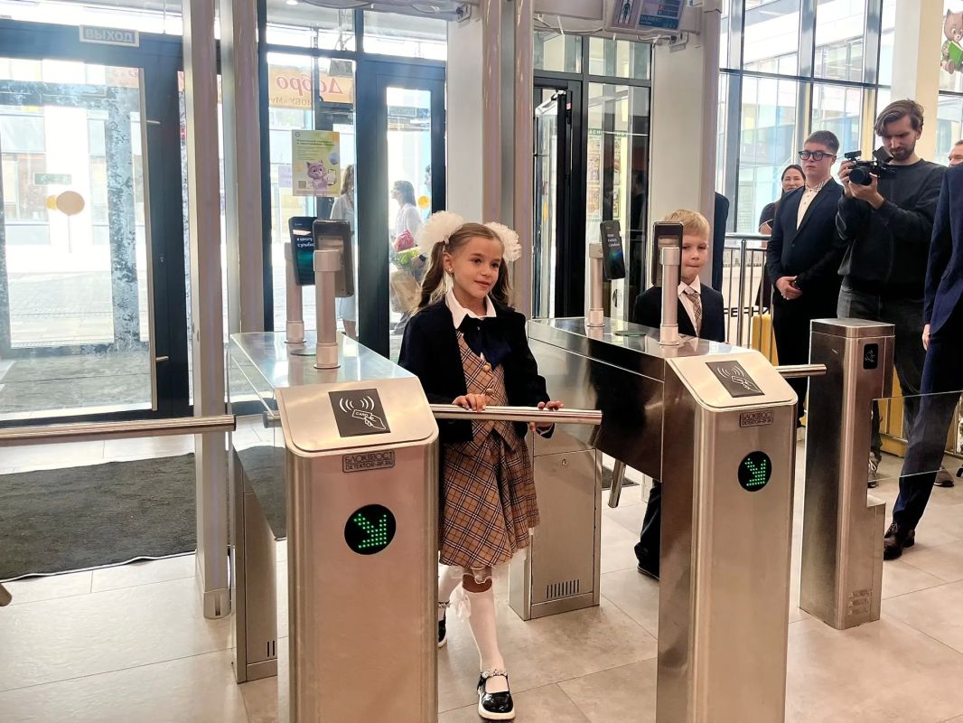 В школу — по улыбке: биометрия и ИИ-сервисы Сбера заработали в одном аккорде со школьным звонком в Ленинградской области В школу — по улыбке: биометрия и ИИ-сервисы Сбера заработали в одном аккорде со школьным звонком в Ленинградской области