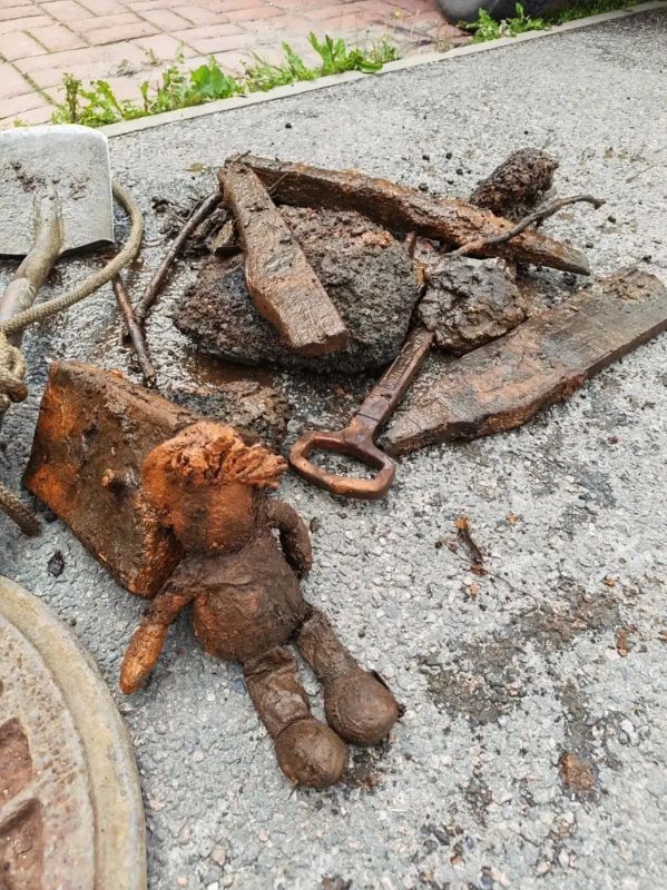 В Буграх из канализации достали куклу, лопатку и пень В Буграх из канализации достали куклу, лопатку и пень