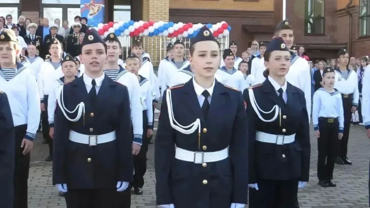 В День знаний Шлиссельбургскую школу № 1, где действуют инженерные классы судостроительного профиля, посетила делегация Морского совета при губернаторе Ленинградской области В День знаний Шлиссельбургскую школу № 1, где действуют инженерные классы судостроительного профиля, посетила делегация Морского совета при губернаторе Ленинградской области
