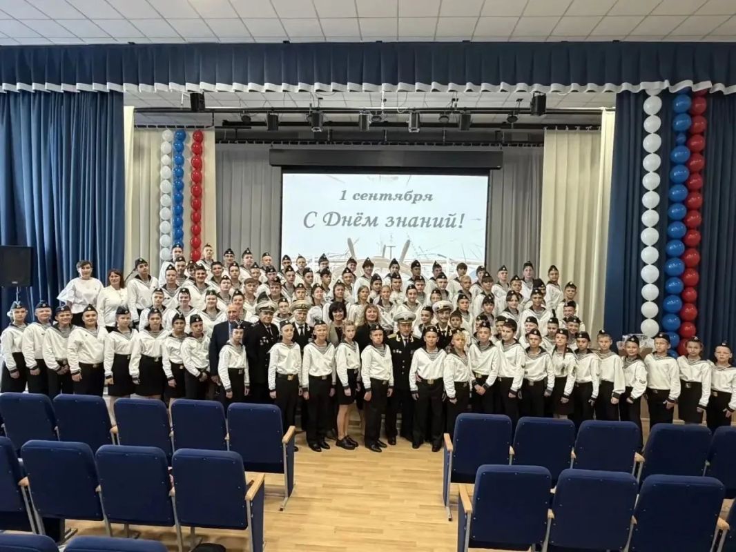 В День знаний Шлиссельбургскую школу № 1, где действуют инженерные классы судостроительного профиля, посетила делегация Морского совета при губернаторе Ленинградской области В День знаний Шлиссельбургскую школу № 1, где действуют инженерные классы судостроительного профиля, посетила делегация Морского совета при губернаторе Ленинградской области