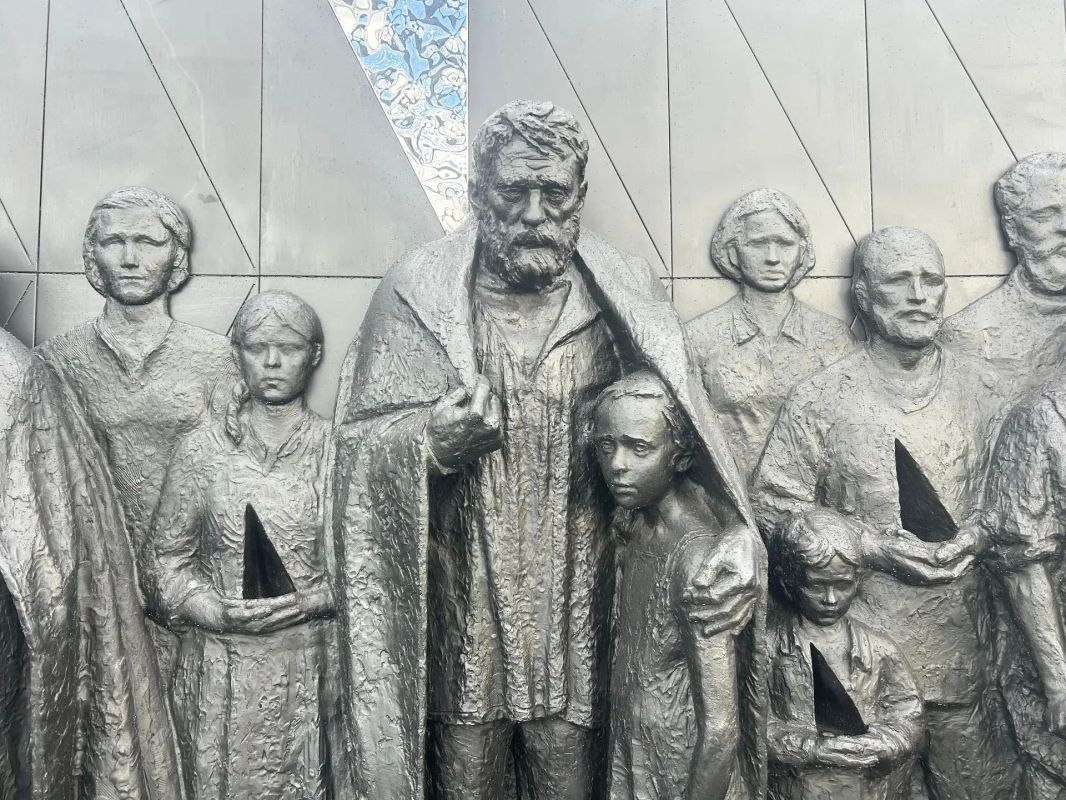 Александр Дрозденко: Мемориальный комплекс в память о мирных жителях СССР — жертвах нацистского геноцида в Зайцево посетили сразу три поколения потомков известного советского лётчика, Героя Советского Союза Маврикия Слепнёва Александр Дрозденко: Мемориальный комплекс в память о мирных жителях СССР — жертвах нацистского геноцида в Зайцево посетили сразу три поколения потомков известного советского лётчика, Героя Советского Союза Маврикия Слепнёва