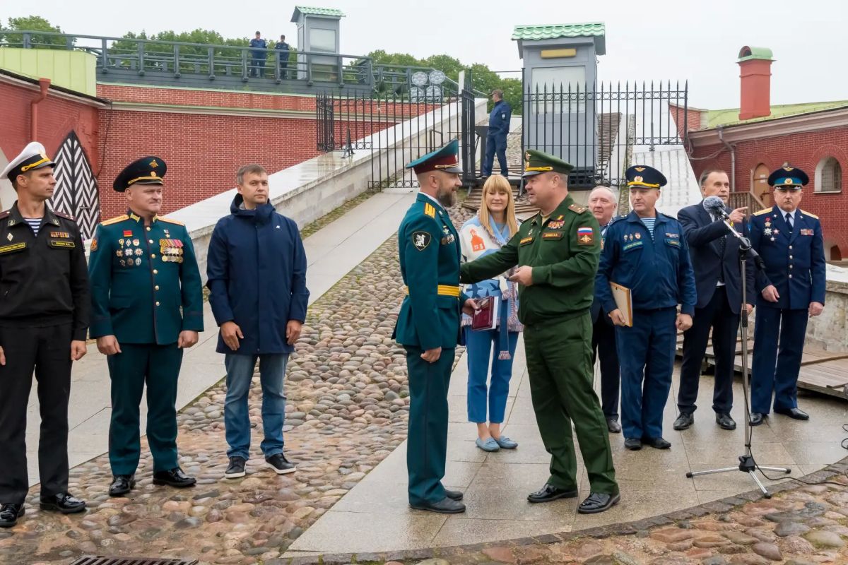 Юнармейцев, ветеранов и военно-патриотические клубы 47-го региона наградили в День Российской гвардии Юнармейцев, ветеранов и военно-патриотические клубы 47-го региона наградили в День Российской гвардии