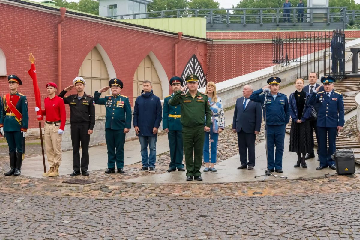 Юнармейцев, ветеранов и военно-патриотические клубы 47-го региона наградили в День Российской гвардии Юнармейцев, ветеранов и военно-патриотические клубы 47-го региона наградили в День Российской гвардии