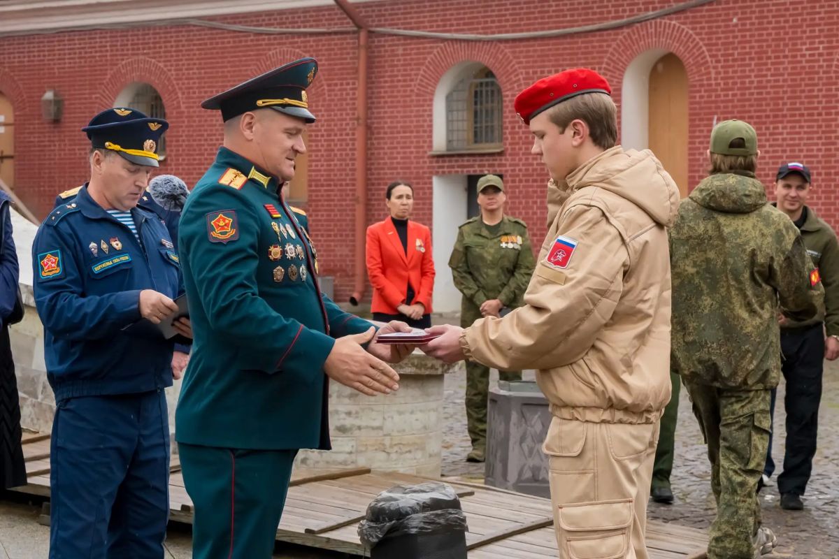 Юнармейцев, ветеранов и военно-патриотические клубы 47-го региона наградили в День Российской гвардии Юнармейцев, ветеранов и военно-патриотические клубы 47-го региона наградили в День Российской гвардии