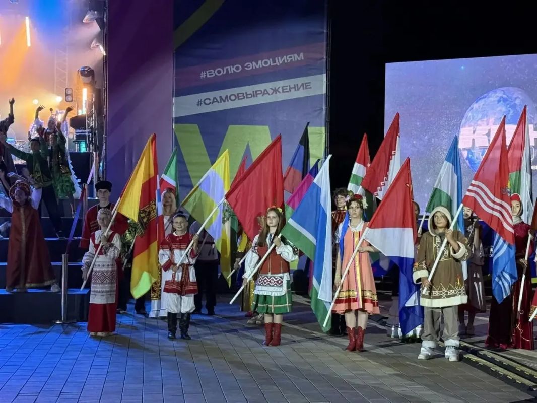 Команда КВН «Не Лопухи» из Ломоносовского района заявила о Ленобласти на Кубке Чемпионов в Туле Команда КВН «Не Лопухи» из Ломоносовского района заявила о Ленобласти на Кубке Чемпионов в Туле