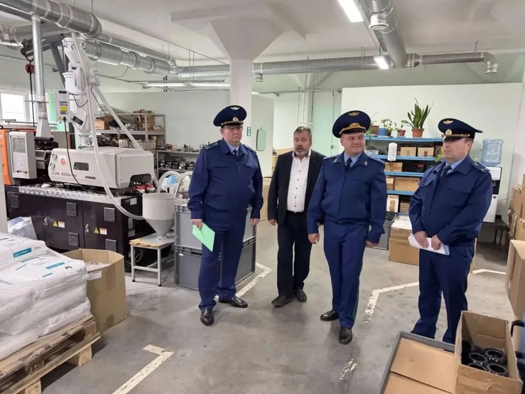 Прокурор Ленинградской области провёл личный приём работников АО «Приборостроитель» Прокурор Ленинградской области провёл личный приём работников АО «Приборостроитель»