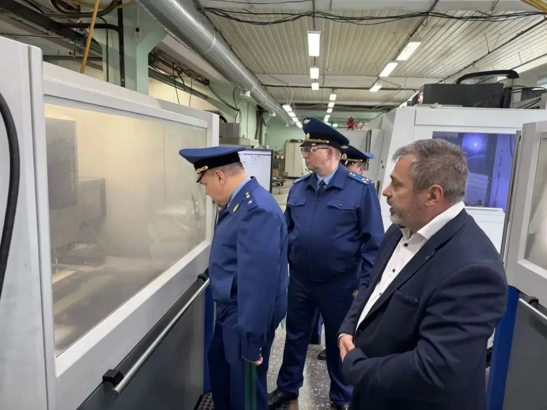 Прокурор Ленинградской области провёл личный приём работников АО «Приборостроитель» Прокурор Ленинградской области провёл личный приём работников АО «Приборостроитель»
